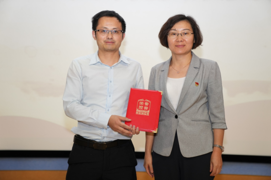 郑书记为最佳学术奖获得者郑剑委老师颁奖
