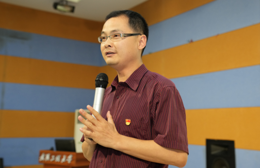 邓军涛博士为专题发言点评