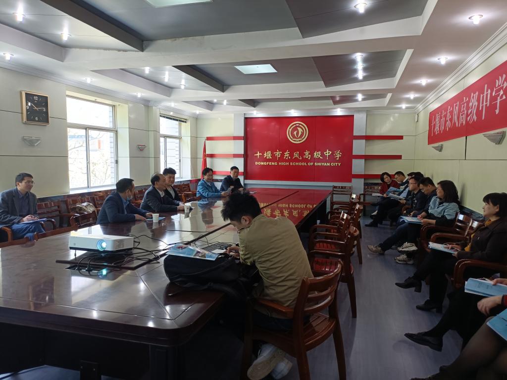 在东风高级中学开展招生宣讲
